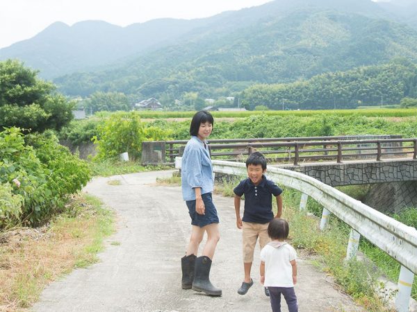 天野百恵(あまのもえ)さんと、長男の渉くん、長女の唯ちゃん。子どもがいることもあり、地元の人たちからはとても可愛がられているそう。のびのびできる環境で、たくさんの人に囲まれながらする子育てを、天野さん自身もとても楽しんでいる