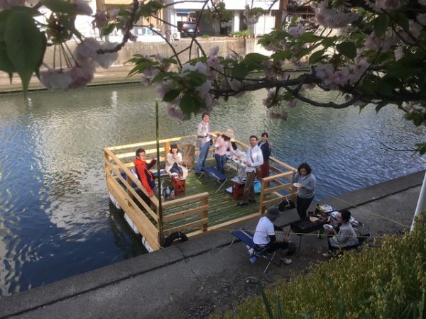 水辺座では、桜の季節には、手作りのいかだでお花見が行われるなど、水辺を活かしたアクティビティも実践されている