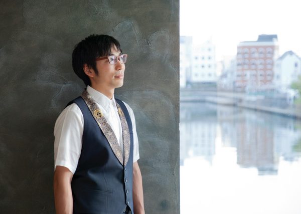 「水辺座」の店長 武内淳さん。家守会社「株式会社宿坊クリエイティブ」の代表取締役でもある。実は武内さんのご実家はお寺。そんなところから起業の社名に“宿坊”が入っている