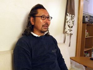 「せっかく街中に住んでいるのだから、積極的にまちの中に出ていって、イベントなどで地域の人と交流できるようになったら、もっと面白い毎日が送れると思う」と住人にアドバイスを送る松島さん