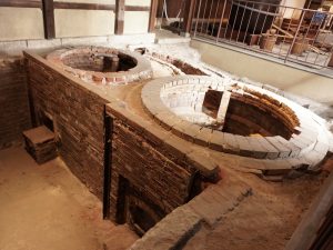 地下に設置された大小のかまど。左側が焚き口だ