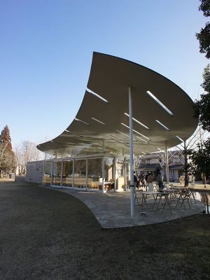 大規模公園「学びの森」内にあった特徴的な外観の建物をリニューアルし、市民運営のカフェとして2016年11月にスタートした【KAKAMIGAHARA STAND】。SNSで広がりをみせ、若い世代を中心とした人気スポットになっている