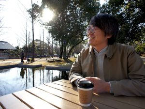 【KAKAMIGAHARA STAND】のテラス席で、街への想いを語る代表理事の長縄尚史さん