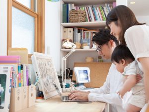 テレワークの普及により在宅勤務が可能となり、介護や育児との両立、多様な働き方の実現が期待できる