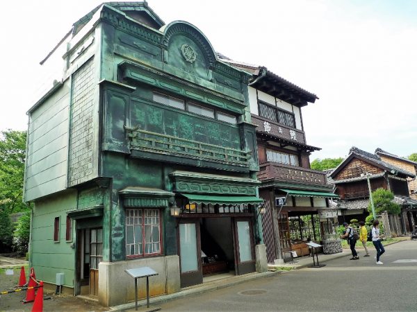 ◆写真手前が植村邸。マンサード屋根、意匠をこらした銅板などが特徴的だ。デザインは洋風を基調にしているが、</BR>2階に高欄を設けるなど和風のつくりになっている</BR>◆植村邸に隣接して移築されているのは大和屋本店。港区白金台にあった商店の建物で、1928年（昭和3年）に建てられた。純和風のデザインながらも、間口寸法に対する高さ寸法が非常に大きく縦長の建物であることなどから、江戸東京たてもの園では看板建築と分類している

