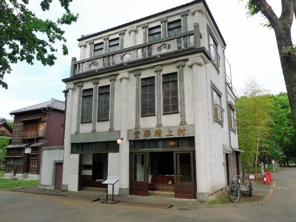 モダンな外観の村上精華堂