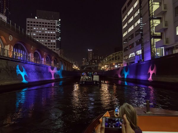 神田川からマーチエキュート神田万世橋やその対岸に向かい、光を投射（写真提供／ミズベリング・プロジェクト事務局）