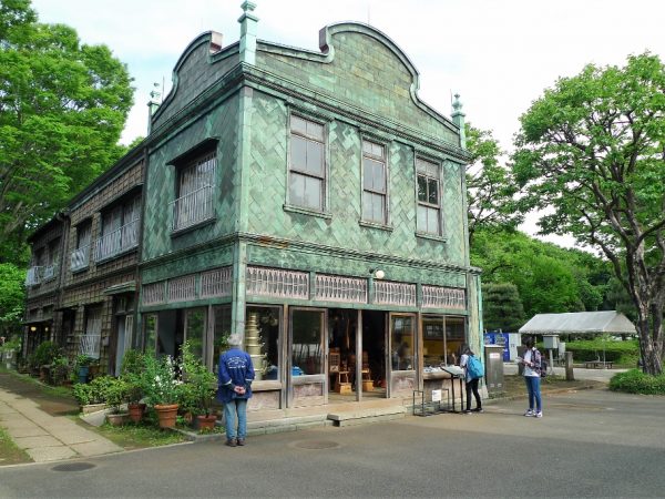 江戸東京たてもの園には6棟の看板建築が移築されている。その中の1棟、丸二商店(荒物屋)。建物前面を覆うのは、精緻な意匠がほどこされた銅板。この建物の裏手には、丸二商店と隣接していた長屋も移築されている

