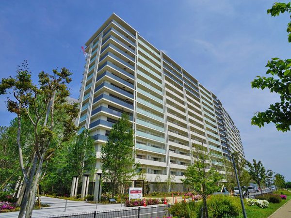 ▲「カラダだけでなく心も健康になれるマンションをつくりたい」という計画担当者の想いと、「入居者ひとりひとりの顔を覚えるぐらいの覚悟で健康管理を続けたい」と語る国循の研究者の熱意によって誕生した『ローレルスクエア健都ザ･レジデンス』。入居者には、循環器病のリスク因子を調べることができる国循の『高度循環器ドック』（約60万円相当／1住戸入居者1人のみ）を受診できる特典付きだ。今後は、入居者が会社で受けた健康診断の結果やおくすり手帳の内容もデータ管理できるようになるなど、健康システムのさらなるバージョンアップも検討されている