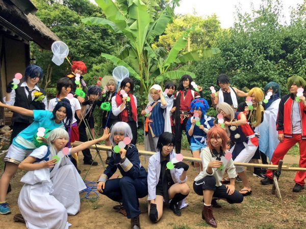 古民家の正面の庭でコスプレーヤーたちが賑わう