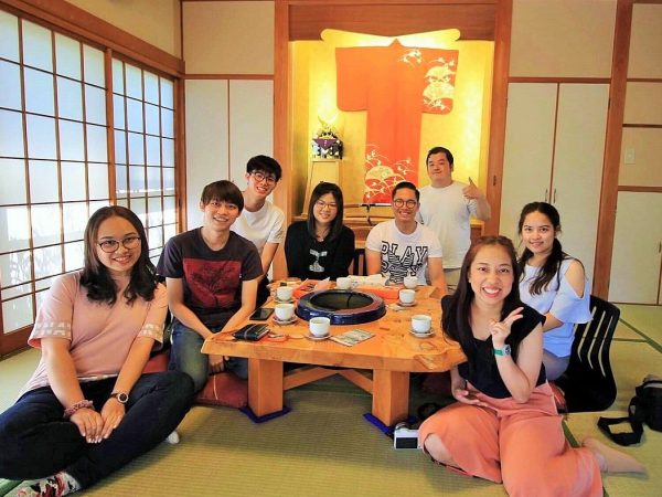 タイからの医学部の学生たちと真ん中の座卓がユニークだ。右から3人目の白い後ろのTシャツ姿が宗華さん