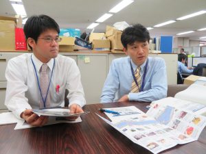 今回、話を伺った広島市経済観光局観光政策部おもてなし推進担当の丸本信氏（右）と宇根遼平氏。歴史から始まり、熱く語っていただいた