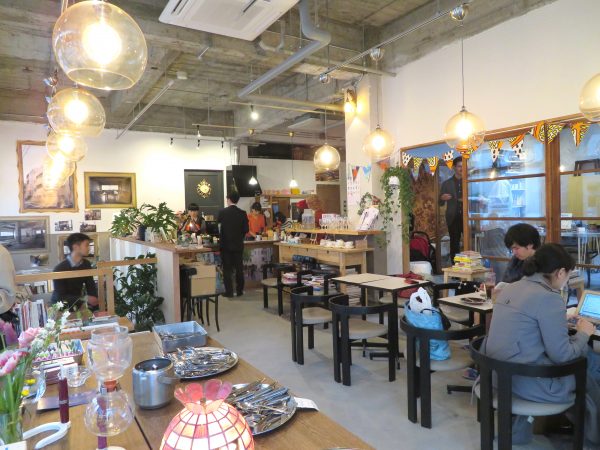 店内全体。右手がランドリー、左手にもぐら席と呼ばれる半地下があり、奥にカウンター、その右手に大きなテーブルが置かれた席がある