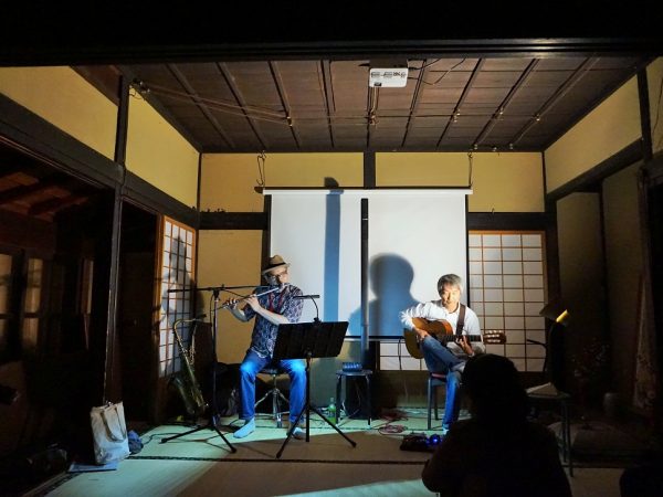 古民家の150年祭で、映画上映やプロミュージシャンによる演奏が行われて大盛況だった
