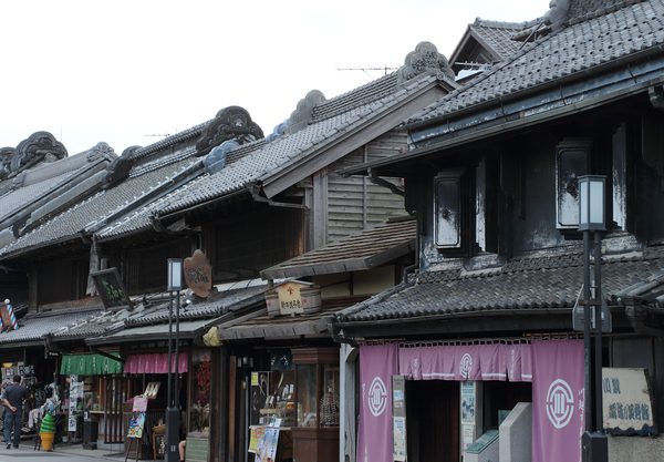政策等の介入がなければ、都市生活の基本単位は小経営世帯であり、</br>建築類型は複合用途に対応して外部と緩くつながった町家・長屋のままだった