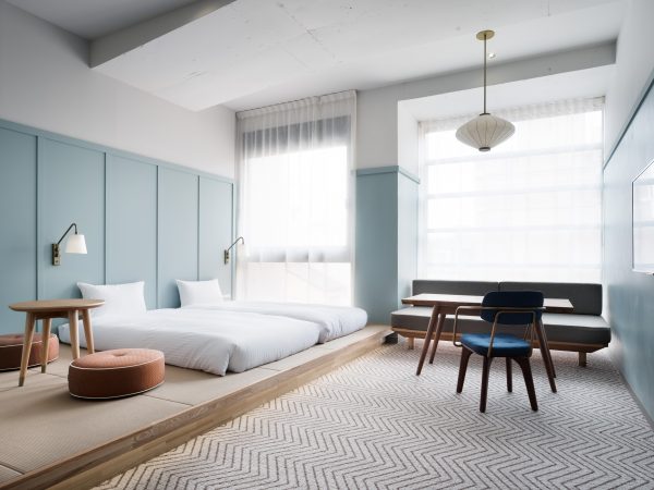 小上がりに畳を配したジャパニーズスタイルのお部屋。元事務所だったとは思えないほど開放的な窓が印象的