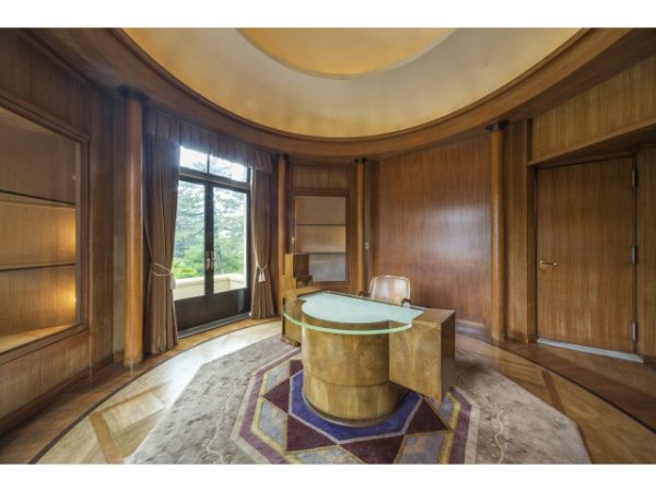 東京都庭園美術館　本館　書斎（写真提供：東京都庭園美術館）／𠮷田茂が執務室に使い、ポートレートの背景にも写っている。正方形の部屋の三隅に飾り棚を設置し、内部を八角形の空間に仕立てている。内装はアンリ・ラパン。壁、扉はシトロニエ材、床はケヤキ・カリン・黒壇の寄木張り