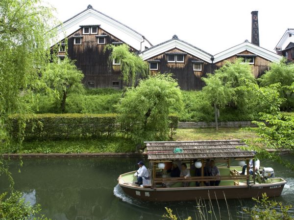 十石舟と月桂冠の酒蔵［月桂冠提供］