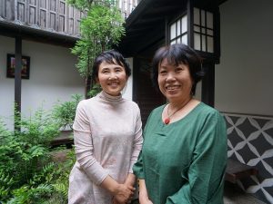 ▲NPO法人『鞆まちづくり工房』の代表理事・松居秀子さん（右）と活動をサポートしている山川薫子さん（左）。「自分のまちを外から眺めるってとても大事なこと。私も最初は“こんな田舎町の何に価値があるのか？”と思っていましたが、知識を深めて、客観的に自分のまちのことを眺めるようになったら、立派なものやキレイなものじゃなくても、そこにちゃんと価値があるということに気づけるようになりました」と山川さん。最近は松居さんの息子さんも自発的に活動に参加するようになり、まち並み保存活動の世代交代が進んでいるそうだ