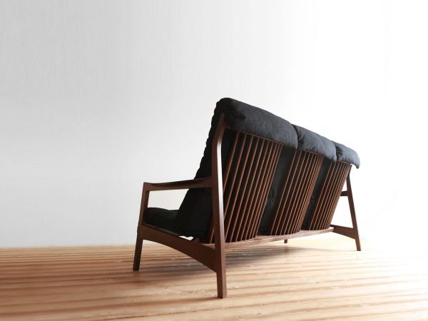 丸庄のソファー「MORBIDO」シリーズ。仕上げに漆を使うなど、斬新なアイデアと挑戦する心で、「脚ものの丸庄」と呼ばれるまでになった