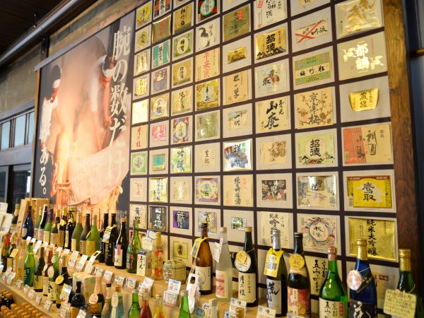 お土産処「伏見夢百衆」に並んだ伏見の酒