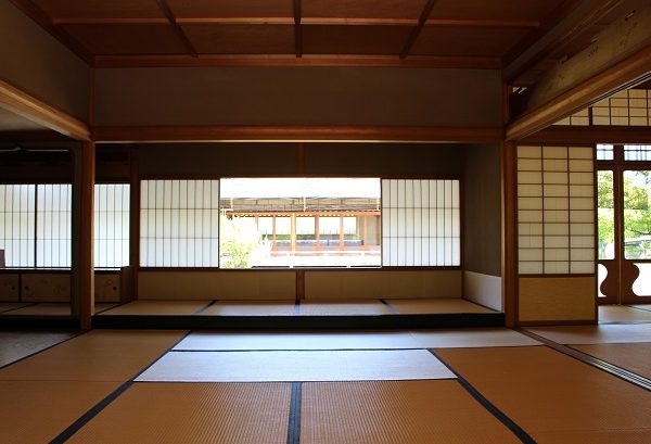 清羽亭の母屋の主室、一の間。水辺に近い眺めに癒される