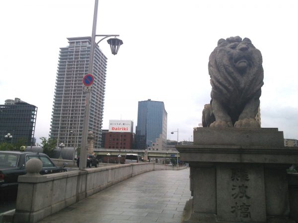 左右に4×4＝16の橋が見えるので、ライオン像がシンボルとなっているとされる難波橋