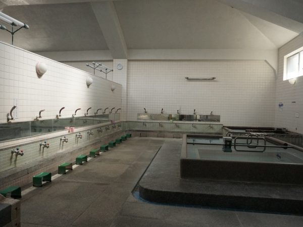 創業当時、大阪で一番広かった源ケ橋温泉。洗い場も広々している
