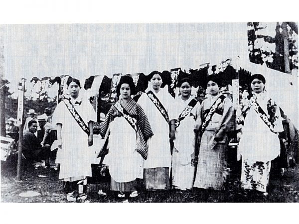 女性を使って競馬場を華やかに盛り上げた　『柏市史　近代編』より