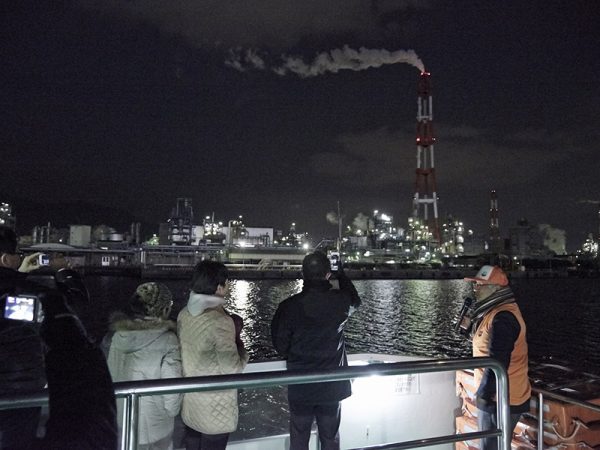 工場夜景クルーズは、小倉港と門司港発の２コースがある。夜の観光企画は宿泊客を増やすために重要な要素だ