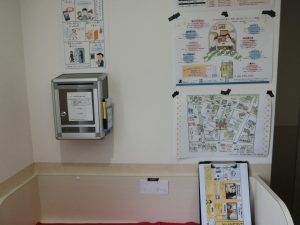 コミュニティスペースの入口。窪さん手描きのエリア紹介などが貼ってある。使用料は3時間1,000円。