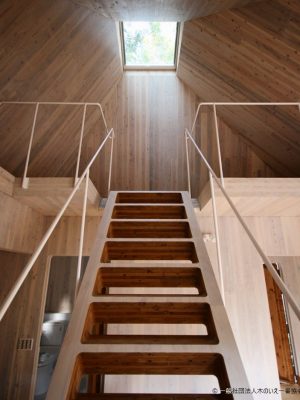 建物中央にある階段とロフト部分。2階の床は庇としても機能しているという
