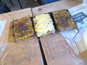 地元のソウルフード、ちょぼ焼き。薄い板の上で焼いたもんじゃとお好み焼きの間のような品。一時廃れていたものを復活させたという