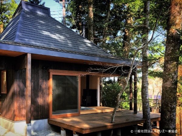 角に柱がなく、2方向の窓が開け放せる開放的な住宅。建物の重さを支えているのは四方にある1.5ｍのパネルだそうで、それ以外は全部窓にすることも可能だという