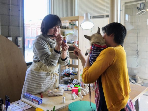 イベント「アートフェスタ」で、来場者の愛犬をモデルに彫刻を制作中の稲葉彬子さん