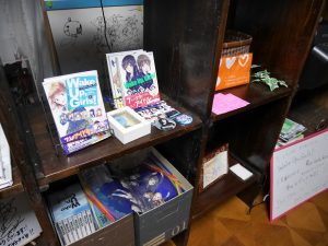 中山モダンハウスにある「Wake Up, Girls！」の関連書籍やグッズは、聖地巡礼したファンの方たちが寄贈したもの。来訪した人たちがコメントを残すノートには、「のんびりできた」「実家のように寛げた」などのコメントが