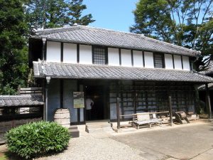 25メートルにもおよぶ長屋門から屋敷内に入ると、茅葺屋根の重厚な作りの主屋、格調の高い書院、コケに覆われた趣のある庭園や屋敷林があるほか、英国調の邸宅もある