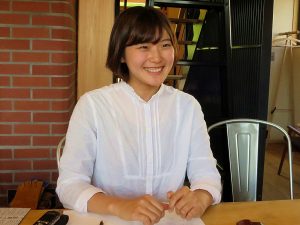 大学を休学し、高田暮舎で仕事をする三橋英里奈さん。「都会」「大企業」などのワードではなく、自分のしたい仕事をしたいと語る。人生を見つめ直す1年になる