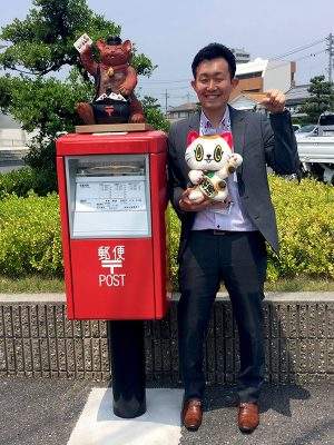 お話を聞かせてくれた常滑市役所の鈴木さん。抱いているのは常滑公式キャラクター・トコタン。鈴木さんはトコタンのマネージャーという肩書ももち、イベントなど忙しく飛び回っているのだそう