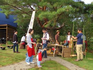 BESSでの暮らしを楽しみ、それをLOGWAY来場者に伝える赤いエプロンが目印のLOGWAYコーチャー。今後全国のLOGWAYでこのような光景が見られるようになる