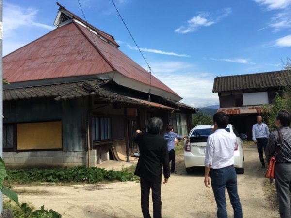 物件の改修前の様子。うきは市ブランド推進課の職員に案内されての物件調査。建物は傾きがひどく、長期間雨漏りが放置されていたため傷みもかなりあった