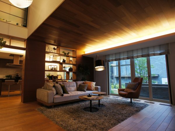 「モデルルーム」では、トレンドの間取りや設備･仕様を提案し、ホームエレベーターやフィットネスルームもプランニング。上質な住空間やインテリアなどのソフト面を体感できる／リビング