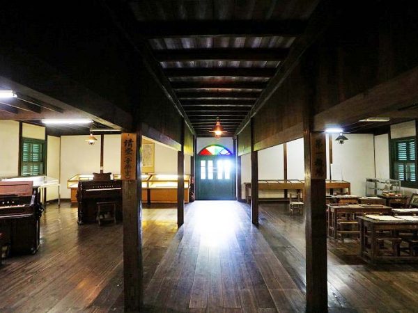 ▲こちらは1階の教室。当時の日本人の平均身長を考えると天井は充分すぎるほど高い。壁は漆喰塗りで、廊下と教室の間はおそらく区切られていたと考えられている。開校当時、男子114人・女子40人がこの学び舎で机を並べて勉学に勤しんだ