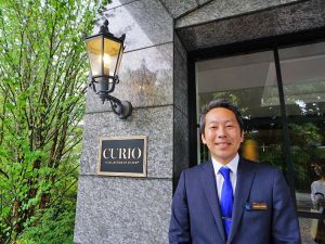 ▲ホテル館内を案内してくださった総支配人の杉木義章さん。もともと都内の一流ホテルに勤務しており20年以上のサービス経験を持つベテランホテルマンだ