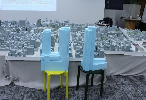 「Sakae-BA400」では、名古屋駅を代表する高層ビル、JRセントラルタワーズとミッドランドスクエアの模型も同じスケールで制作。並べてみると栄地区のビル群との大きさの違いがはっきり分かる。「栄エリアではこのビルを置ける場所がもうないんです。名古屋駅エリアとは、まちの大きさ、敷地の大きさが全然違いますから」と山本さん。
