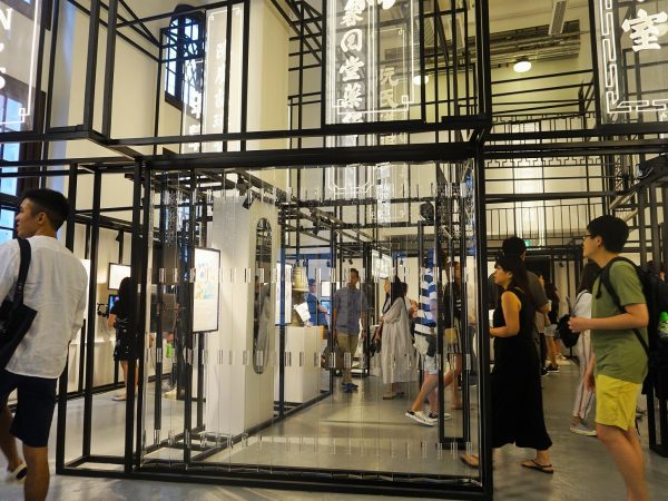 オープニングの作品展示でフラインピッグさんの「大館の100人の顔」が開催されている