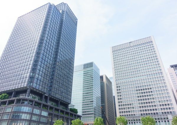 新丸の内ビルディング（左）は、本来の容積率では30階建てまでしか建てられなかったが、空中権の移転によって38階建てにできた