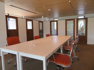 ワークスペース。中央がフリー席、その周囲に個室が配されている