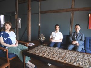 左から武井さん、大澤さん、橋爪さん。元紺屋町にあるまちごと屋の事務所には、武井さんが常駐している