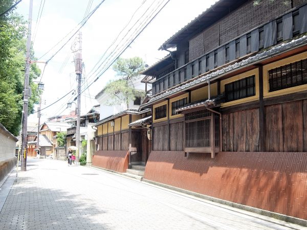 観光客向けの店が増えた祇園・花見小路。祇園散策のついでに安井金比羅宮を訪れる人も多い